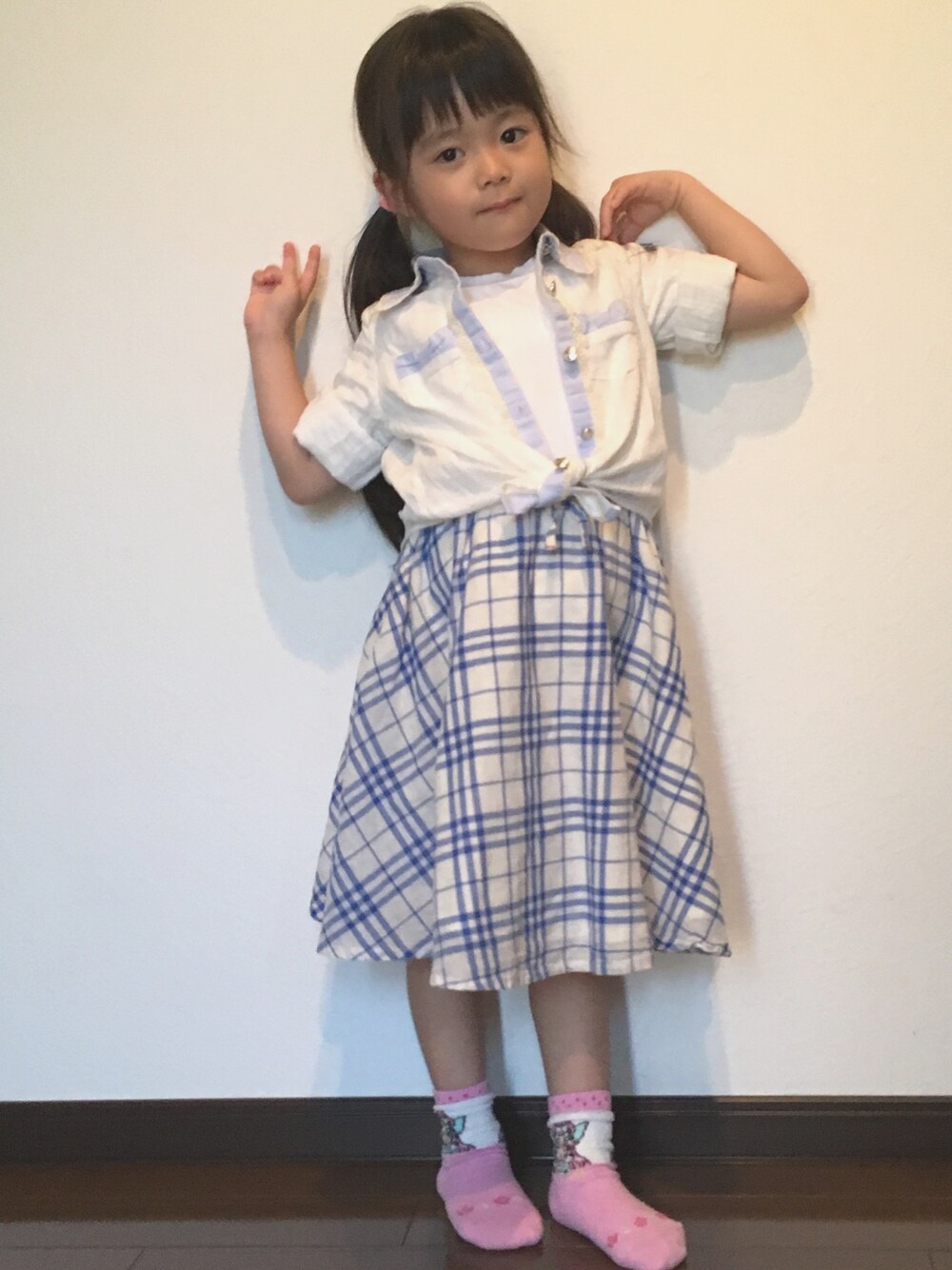 「BRANSHESのアイテム（スカート、ブルー系）」を使った、あんぱんちさん（キッズ・110cm）の春コーディネートの1枚目の写真