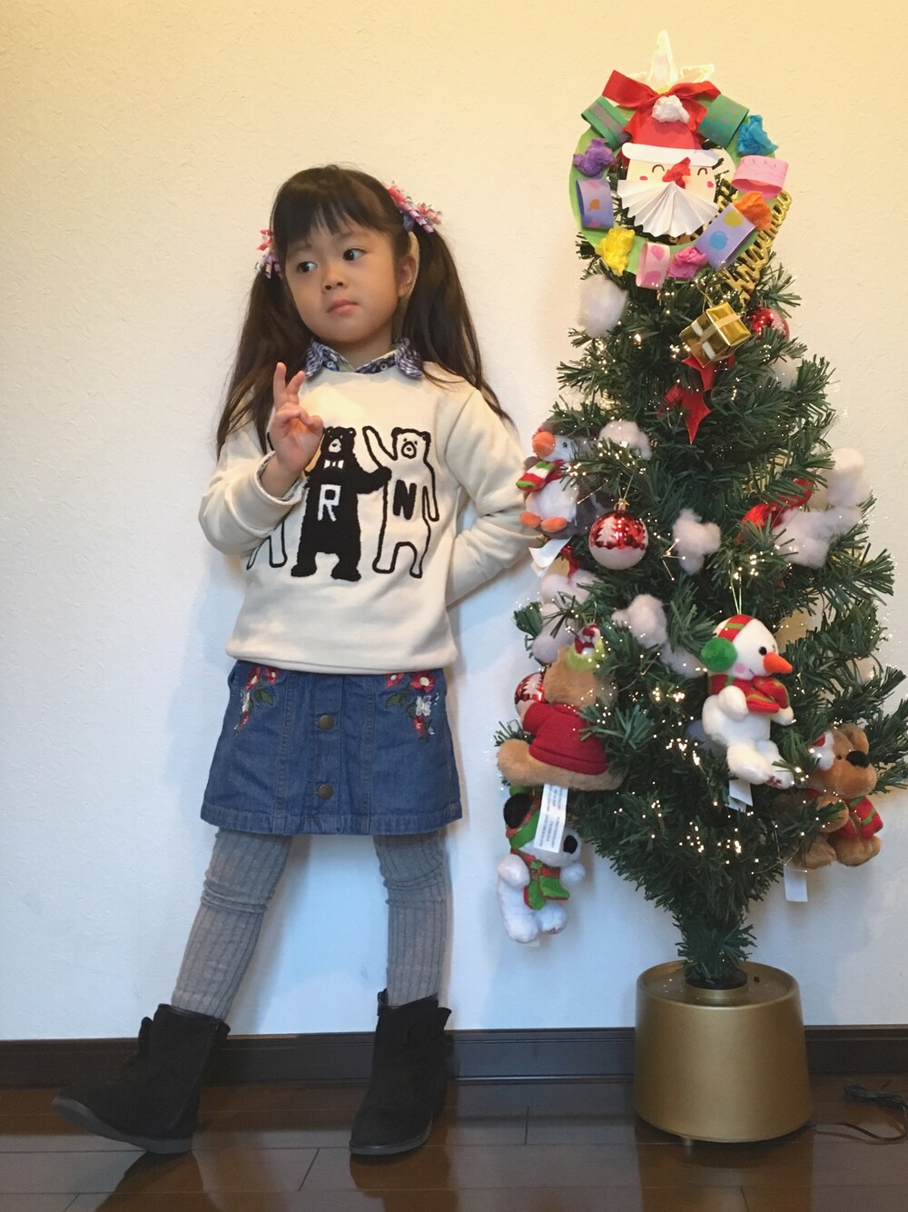 「ブランシェス、クリスマス」｜「BRANSHESの【部屋干し対応】クマ刺繍トレーナー（スウェット、ホワイト系）」を使った、あんぱんちさん（キッズ・110cm）の冬コーディネートの1枚目の写真