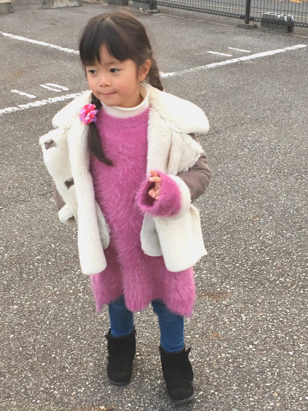 「ブランシェス」｜「BRANSHESのフェイクムートンコート（ムートンコート、グレー系）」を使った、あんぱんちさん（キッズ・110cm）の冬コーディネートの1枚目の写真