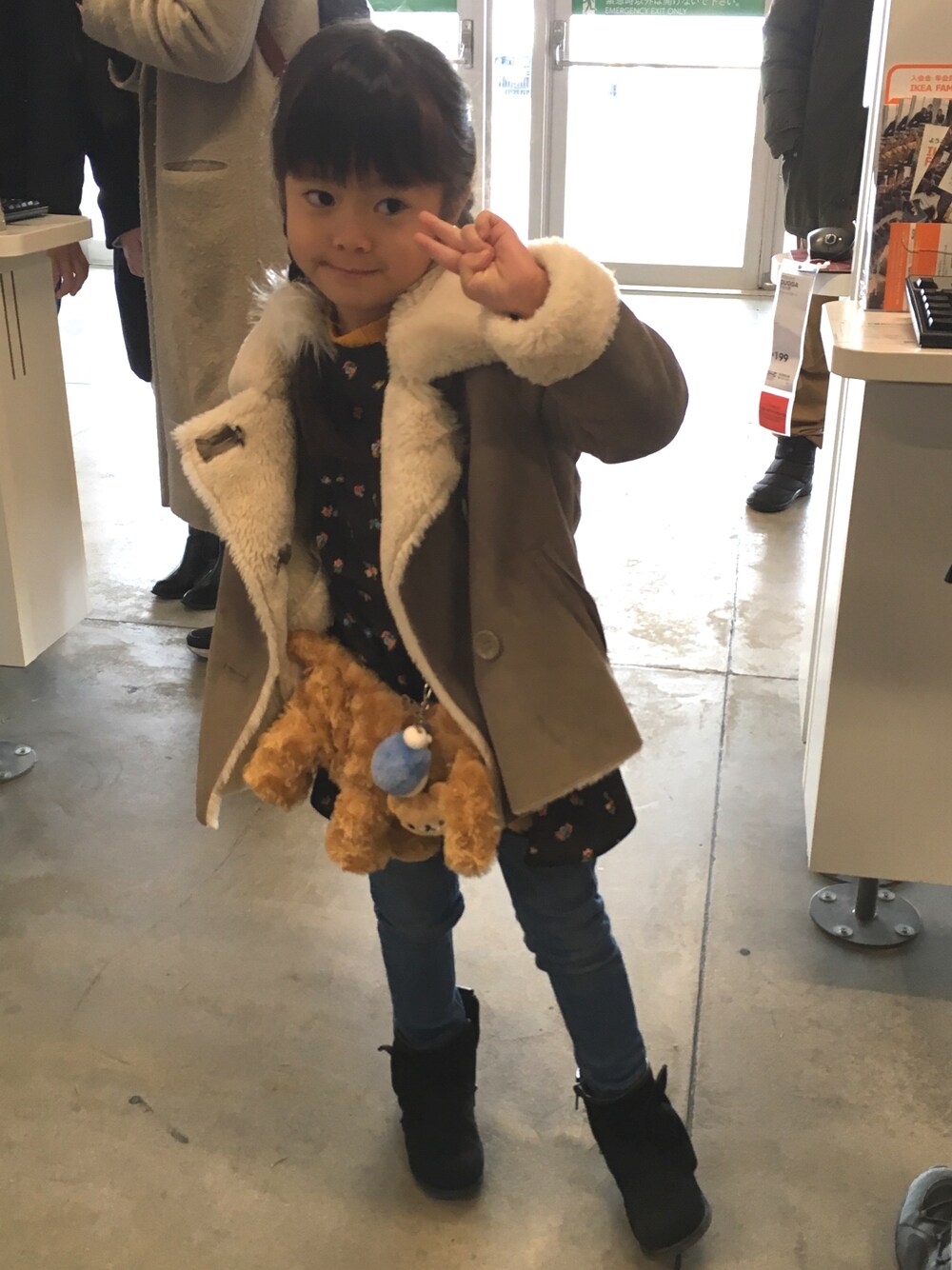 「ブランシェス」｜「BRANSHESのフェイクムートンコート（ムートンコート、グレー系）」を使った、あんぱんちさん（キッズ・110cm）の冬コーディネートの1枚目の写真