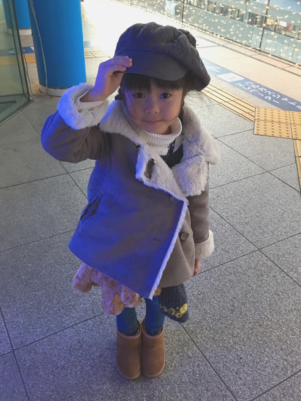 「ブランシェス」｜「BRANSHESのポンポンつきキャスケット（キャスケット、グレー系）」を使った、あんぱんちさん（キッズ・110cm）の冬コーディネートの1枚目の写真