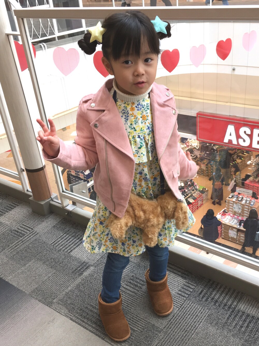 「ブランシェス、おしゃれさんと繋がりたい、ワンピース」｜「BRANSHESのスウェードライダースジャケット（ライダースジャケット、ピンク系）」を使った、あんぱんちさん（キッズ・110cm）の冬コーディネートの1枚目の写真