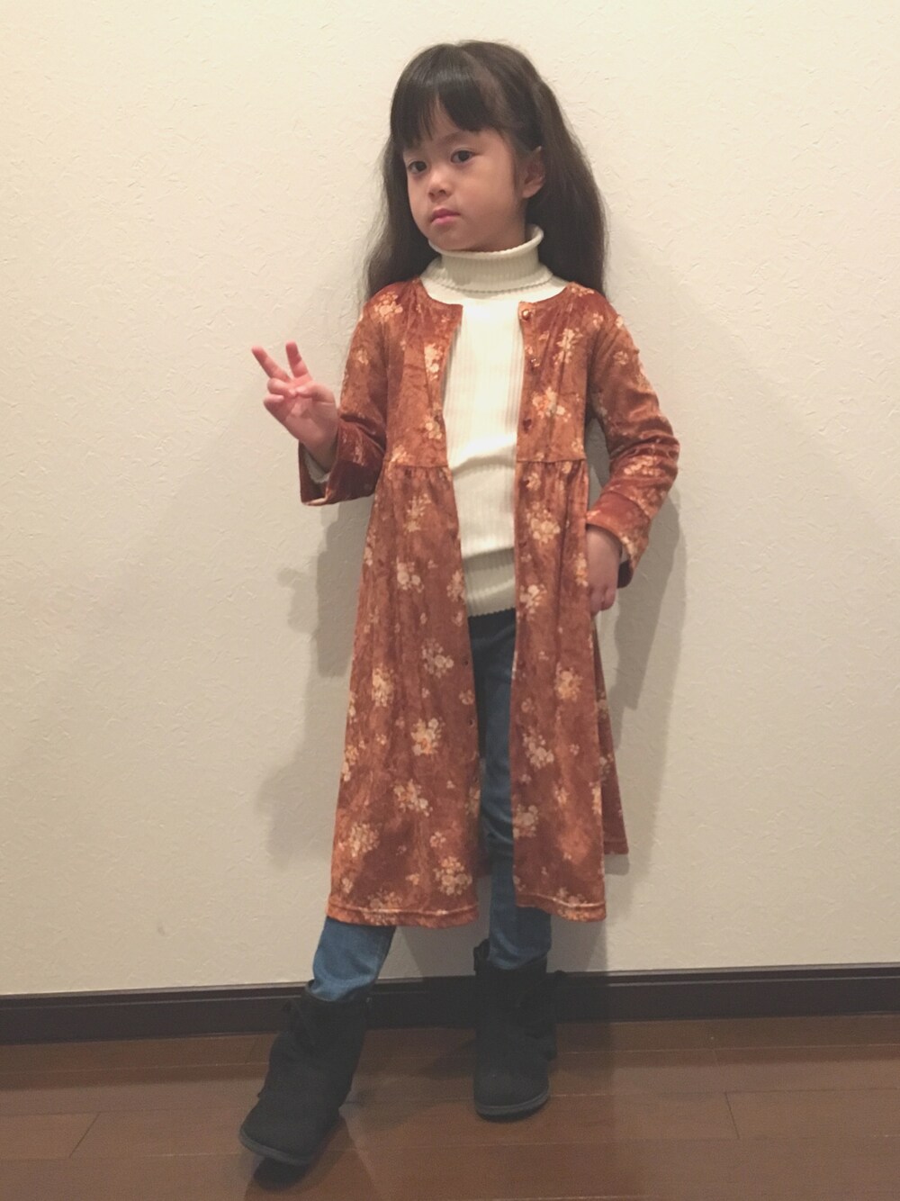 「おしゃれさんと繋がりたい」｜「BRANSHESのタートルネックTシャツ（ニット/セーター、ホワイト系）」を使った、あんぱんちさん（キッズ・110cm）の冬コーディネートの1枚目の写真