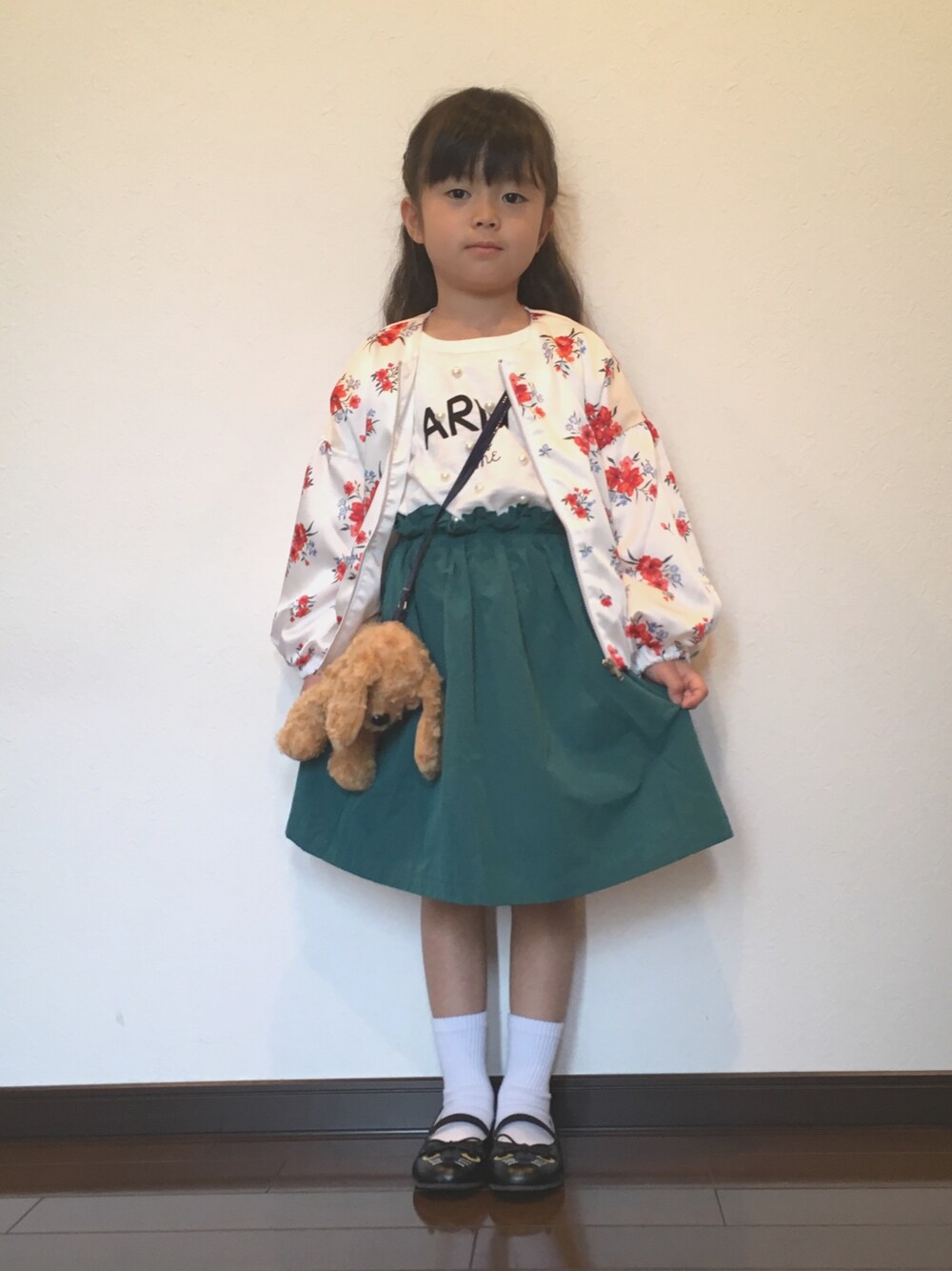 「ブランシェス、おしゃれさんと繋がりたい」｜「BRANSHESのノーカラー花柄ジャケット（ブルゾン、ホワイト系）」を使った、あんぱんちさん（キッズ・110cm）の春コーディネートの1枚目の写真