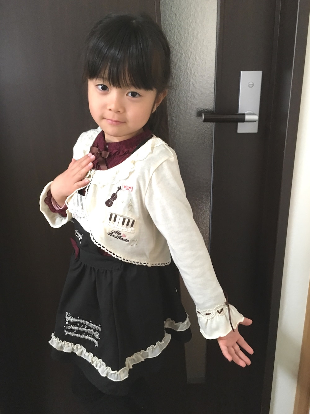 「アクシーズ、おしゃれさんと繋がりたい、ピアノの発表会コーデ」｜「axes femmeの音楽モチーフ刺繍入りカーデ（カーディガン/ボレロ、ホワイト系）」を使った、あんぱんちさん（キッズ・110cm）の春コーディネートの1枚目の写真