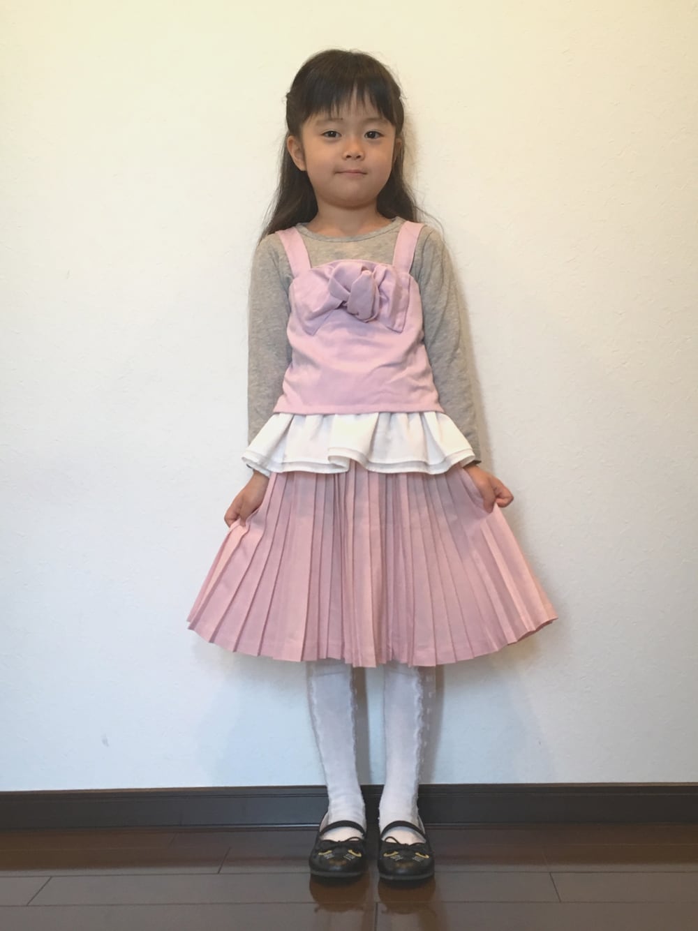 「プティマイン(petit main)、ピンクコーデ、おしゃれさんと繋がりたい」｜「petit mainのリボンキャミソール＆裾フリル長袖Tシャツセット（Tシャツ/カットソー、パープル系）」を使った、あんぱんちさん（キッズ・110cm）の春コーディネートの1枚目の写真