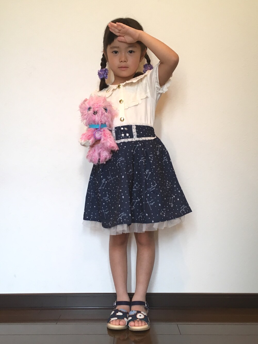 「アクシーズファム、おしゃれさんと繋がりたい、おしゃれ修行中、夏セールで買いました」｜「axes femmeの星座柄刺繍ブラウス風プルオーバー（Tシャツ/カットソー、ホワイト系）」を使った、あんぱんちさん（キッズ・110cm）の夏コーディネートの1枚目の写真