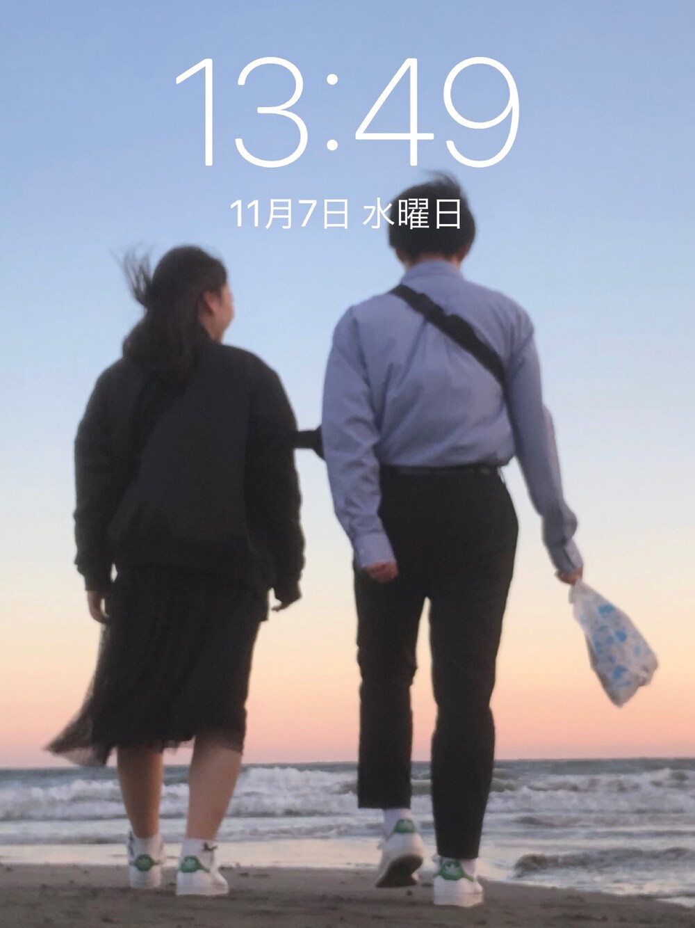 「おしゃれさんと繋がりたい、ブラック、スニーカーコーデ、きれいめカジュアル、カップル、couple」｜「UNIQLOのエクストラファインコットンブロードストライプシャツ（ボタンダウン・長袖）（シャツ/ブラウス、ブルー系）」を使った、さつきさん（メンズ・170cm）の冬コーディネートの1枚目の写真