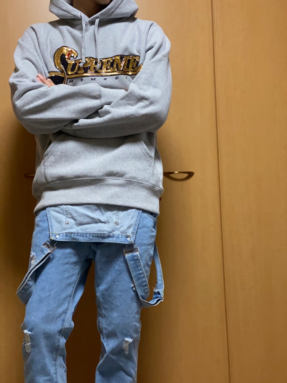 「休日スタイル、今日のコーデ、古着MIX、ootd、デニム、オーバーオール、ラフスタイル、ラフコーデ」｜「Supreme のアイテム（パーカー、グレー系）」を使った、mheroさん（メンズ・172cm）の冬コーディネートの1枚目の写真
