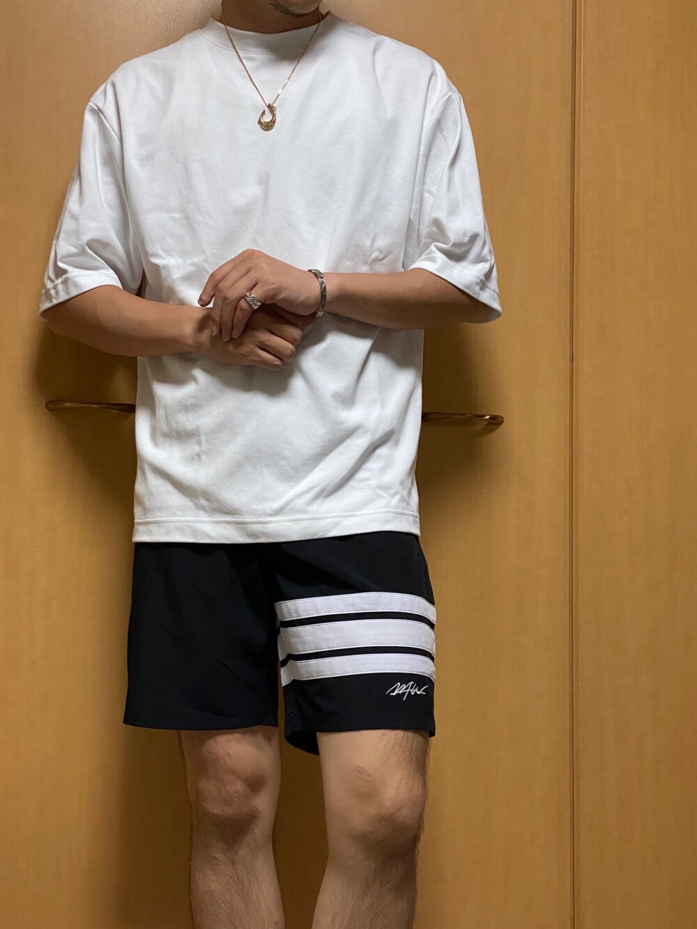 「夏、Tシャツ、カジュアル、モノトーン、休日スタイル、いいね、save、フォローお願いします🤑、ショートパンツ、ファッションの力を信じよう」｜「UNIQLOのエアリズムコットンオーバーサイズTシャツ（5分袖）（Tシャツ/カットソー、ホワイト系）」を使った、mheroさん（メンズ・172cm）の夏コーディネートの1枚目の写真