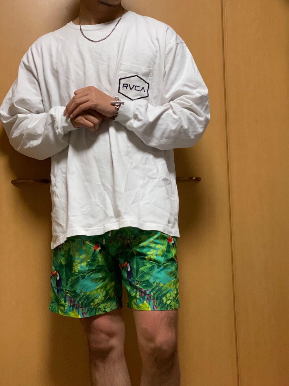 「シンプル、今日のコーデ、ラフ、ショートパンツ、いいね、save、フォローお願いします🤑、サマーコーデ、ootd」｜「RVCAのアイテム（Tシャツ/カットソー、ホワイト系）」を使った、mheroさん（メンズ・172cm）の夏コーディネートの1枚目の写真