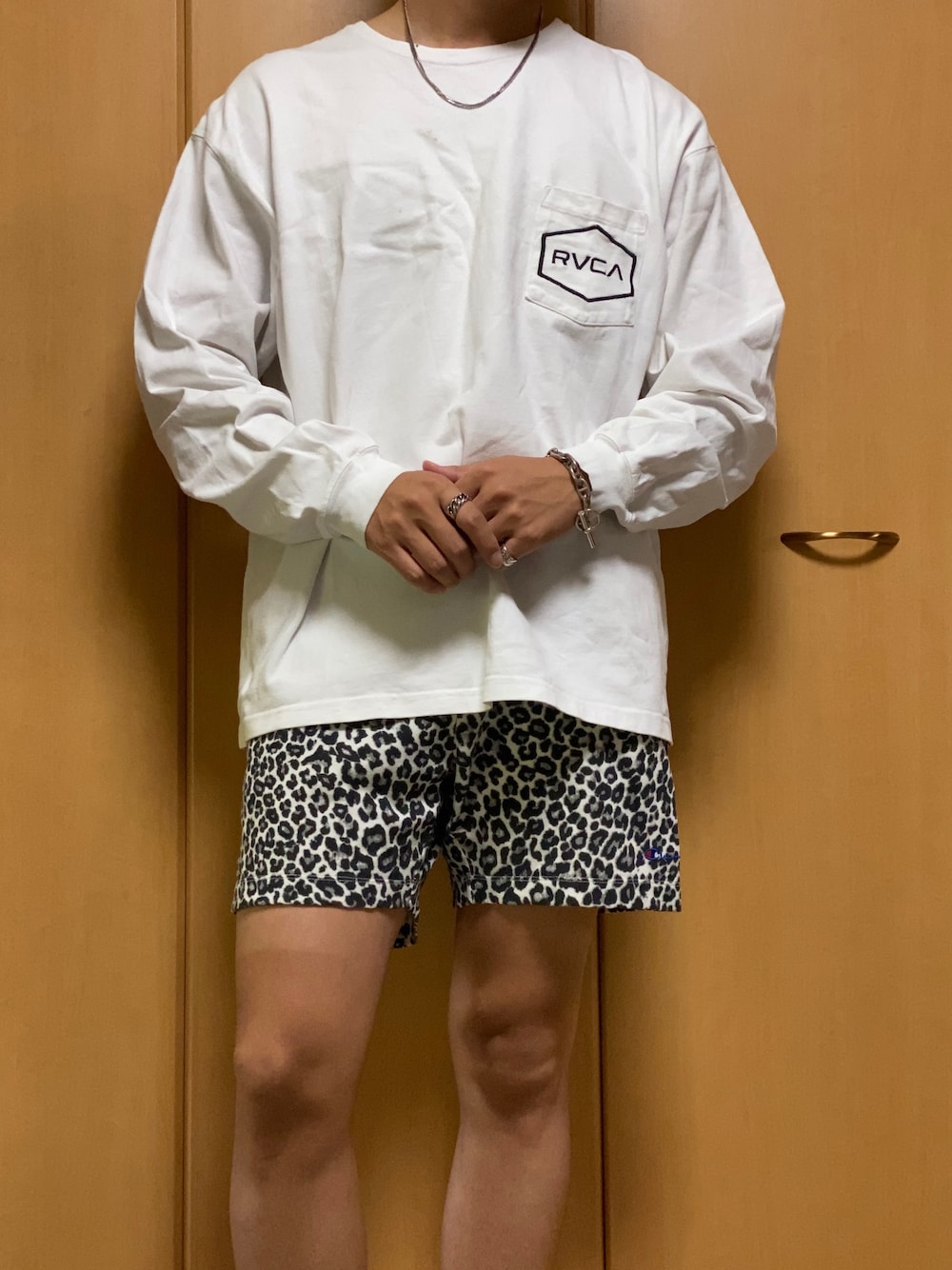 「シンプルコーデ、夏コーデ、休日スタイル、ootd、ビッグT、レオパード、シェーヌダンクル」｜「RVCAのアイテム（Tシャツ/カットソー、ホワイト系）」を使った、mheroさん（メンズ・172cm）の夏コーディネートの1枚目の写真