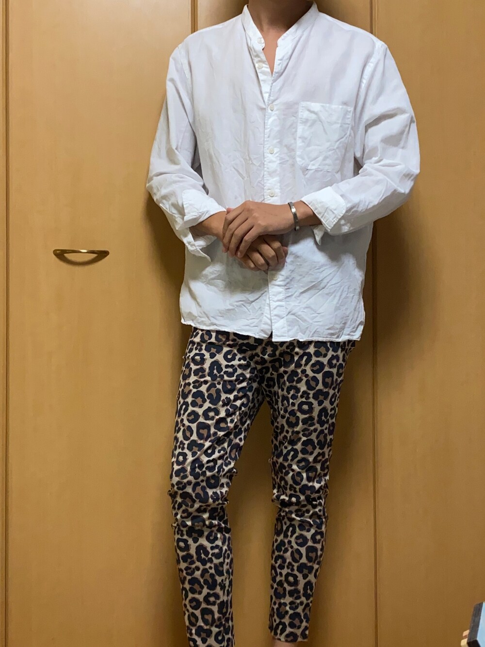 「ラブアンドピース2020、秋コーデ、シンプルコーデ、おしゃれさんと繋がりたい、秋、ootd、ラフ、レオパード」｜「UNIQLOのリネンコットンスタンドカラーシャツ（長袖）（シャツ/ブラウス、ホワイト系）」を使った、mheroさん（メンズ・172cm）の秋コーディネートの1枚目の写真
