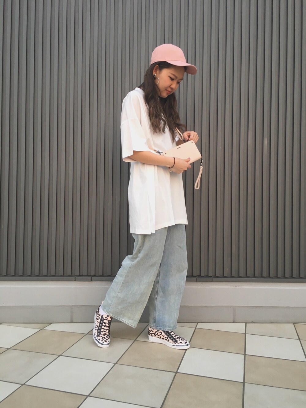 「オーバーサイズ、ワイドパンツ、スニーカー、ピンク、キャップ、春コーデ、ootd、Diesel、おさいふバック、おしゃれさんと繋がりたい」｜「DIESELの00SBIA0QANW（Tシャツ/カットソー、ホワイト系）」を使った、mutoyukiさん（レディース・168cm）の春コーディネートの1枚目の写真