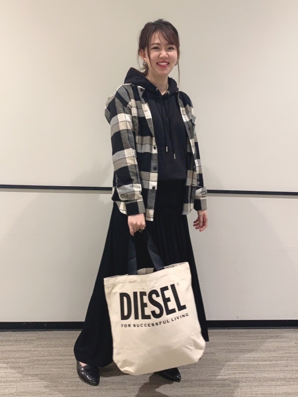 「カジュアル、シンプルコーデ、ゆるコーデ、レイヤードスタイル、シャツスタイル、スウェット、チェック、スカート、春コーデ、Diesel」｜「DIESELのメンズ シャツ ウールミックス（シャツ/ブラウス、ブラック系）」を使った、mutoyukiさん（レディース・168cm）の冬コーディネートの1枚目の写真