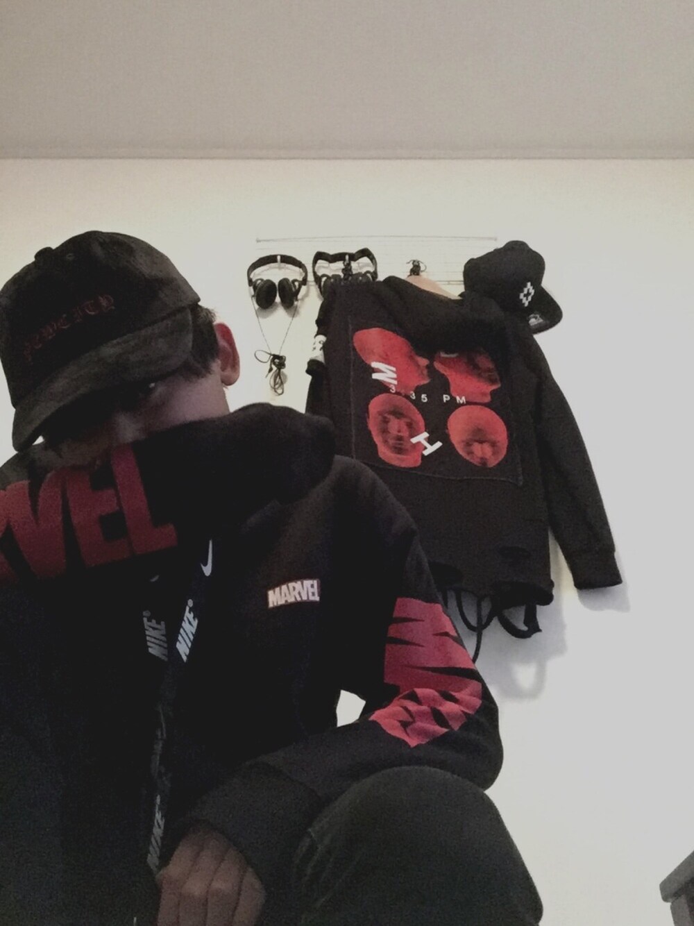 「ストリート、キャップ、黒、ミスビヘイブ、おしゃれさんと繋がりたい」｜「MISBHVのアイテム（パーカー、ブラック系）」を使った、Rさん（メンズ・173cm）の冬コーディネートの1枚目の写真