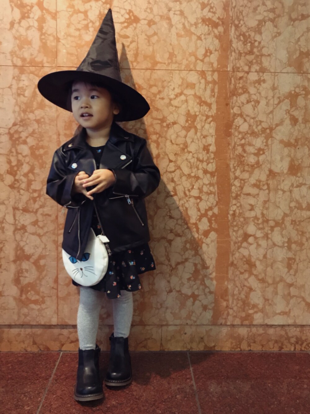 「wearhalloween2017、ライダース、トンガリ帽子、花柄ワンピース、黒ブーツ」｜「GLOBAL WORKの【キッズ】PUダブルライダースジャケット/765656（ライダースジャケット、ブラック系）」を使った、Takasako.さん（キッズ・90cm）の秋コーディネートの1枚目の写真