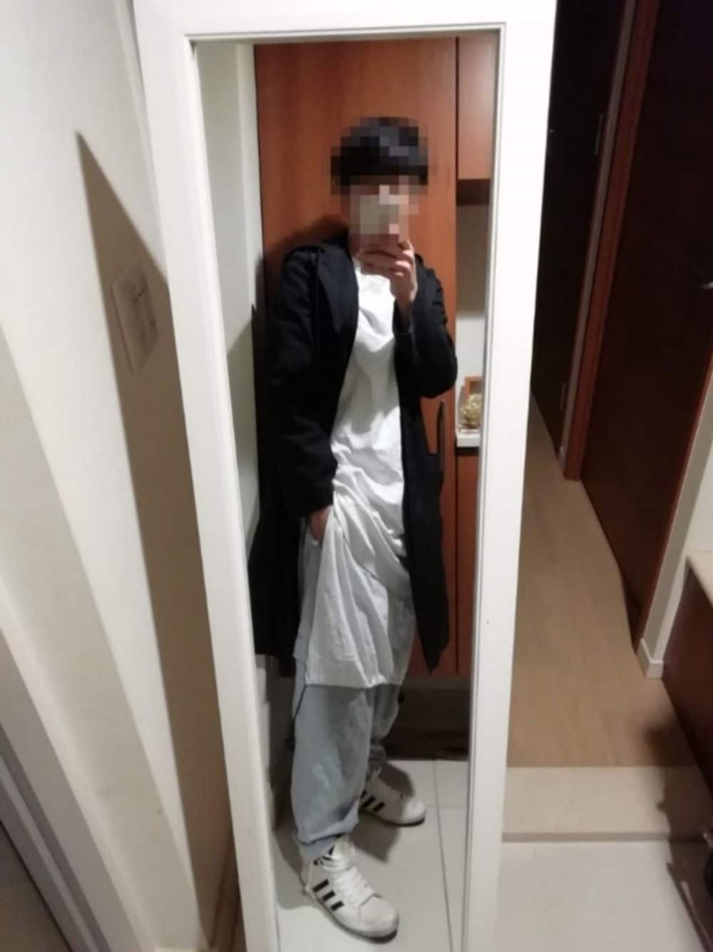 「ワイズ、Y-3、UNIQLO U、adidas originals、パーカー、休日スタイル、レイヤードスタイル、スウェットパンツ、ゆるコーデ、きれいめカジュアル」｜「Y'sのアイテム（その他アウター、ブラック系）」を使った、12さん（メンズ・170cm）の春コーディネートの1枚目の写真