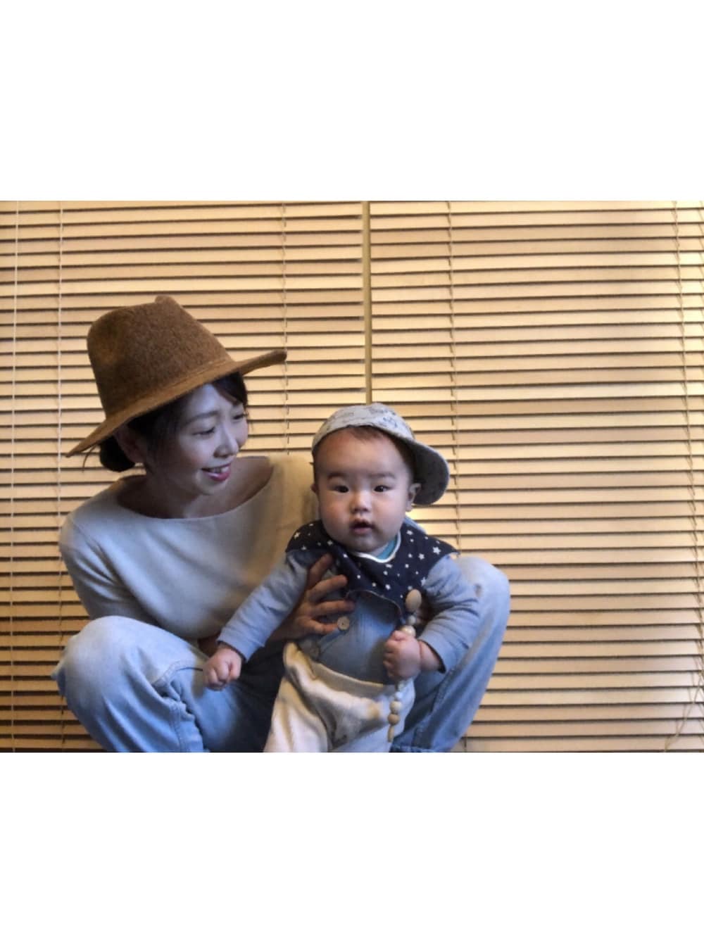 「公園、カジュアルコーデ、パンツスタイル、赤ちゃん、ハット、キャップ」｜「SPPSのアイテム（ハット、オレンジ系）」を使った、なつさん（レディース・155cm）の冬コーディネートの1枚目の写真
