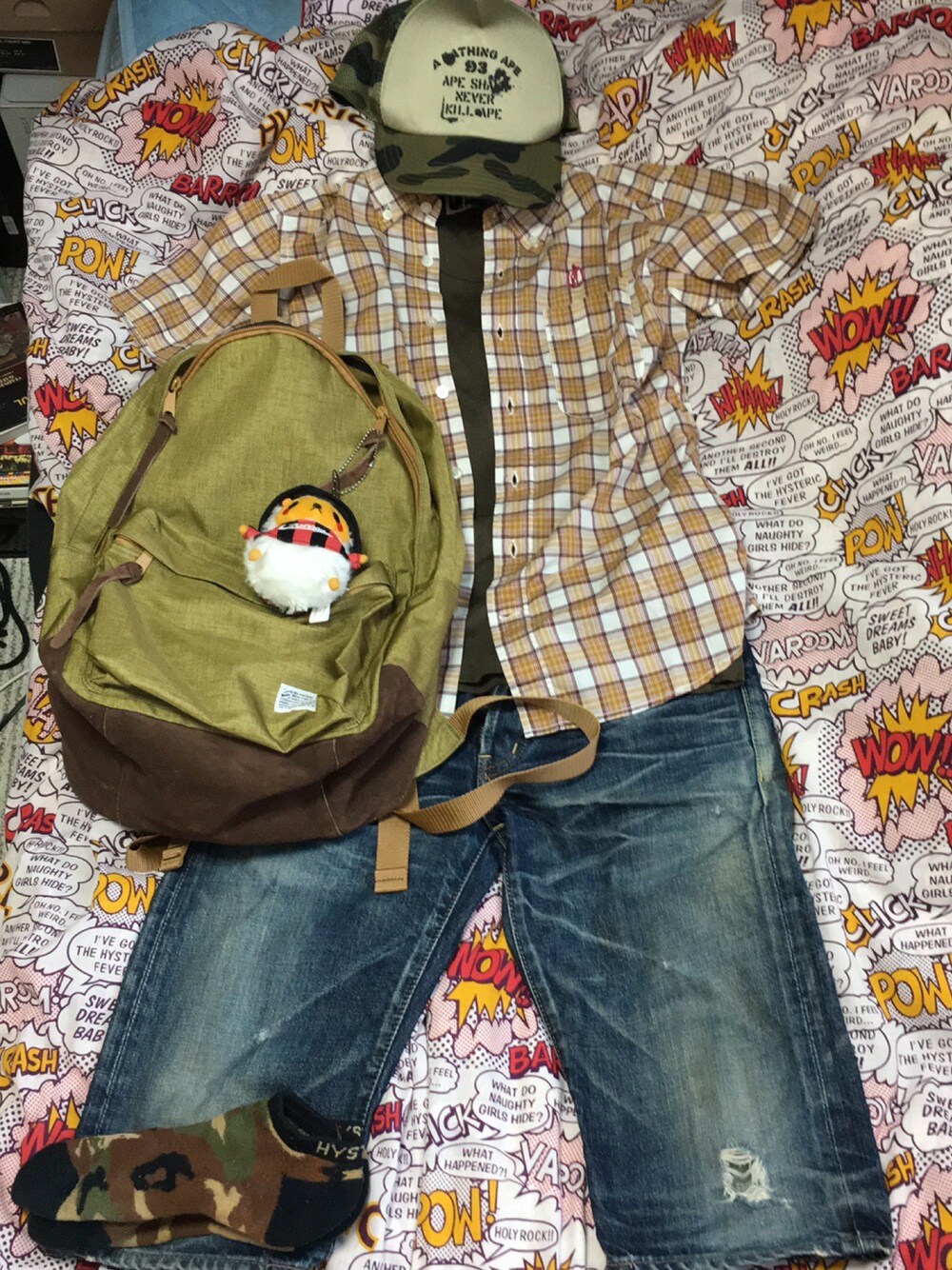 イエロー系のシャツ/ブラウス、グリーン系のタンクトップ、ブルー系のデニムパンツを着用したメンズの夏コーディネートの1枚目の写真