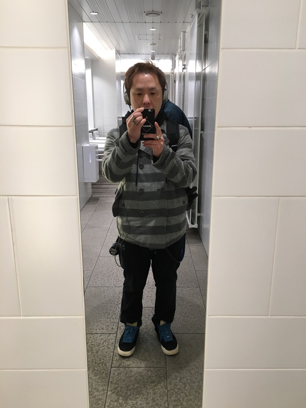 「MILKBOY、Hysteric Glamour、囚人服、ヘッドホン、beats by dr.dre、iPod classic」｜「MILKBOYのPEA COAT（ピーコート、グレー系）」を使った、名和 賢悟さん（メンズ・160cm）の冬コーディネートの1枚目の写真