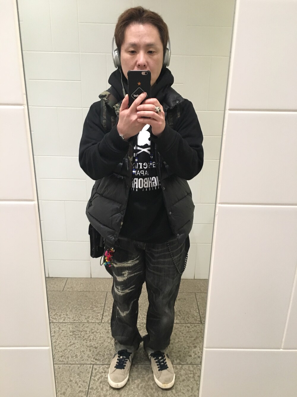 「SOPHNET.、NEIGHBORHOOD、mastermind JAPAN、コラボ、ダウンベスト、黒、低身長、ヘッドホン、beats by dr.dre」｜「SOPHNET.のアイテム（ダウンベスト、ブラック系）」を使った、名和 賢悟さん（メンズ・160cm）の春コーディネートの1枚目の写真