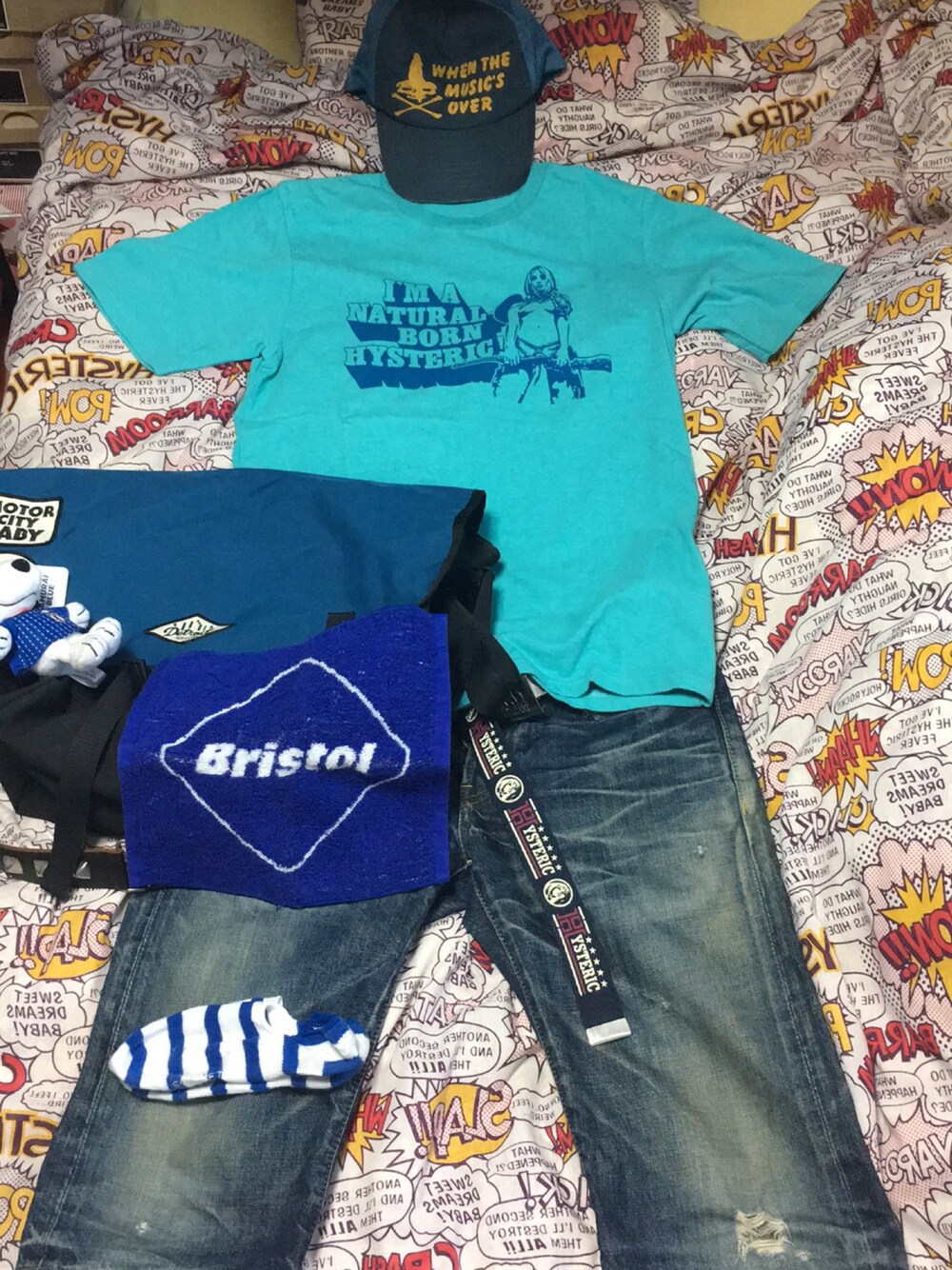 グリーン系のTシャツ/カットソー、ブルー系のメッセンジャーバッグ、ブルー系のデニムパンツを着用したメンズの夏コーディネートの1枚目の写真