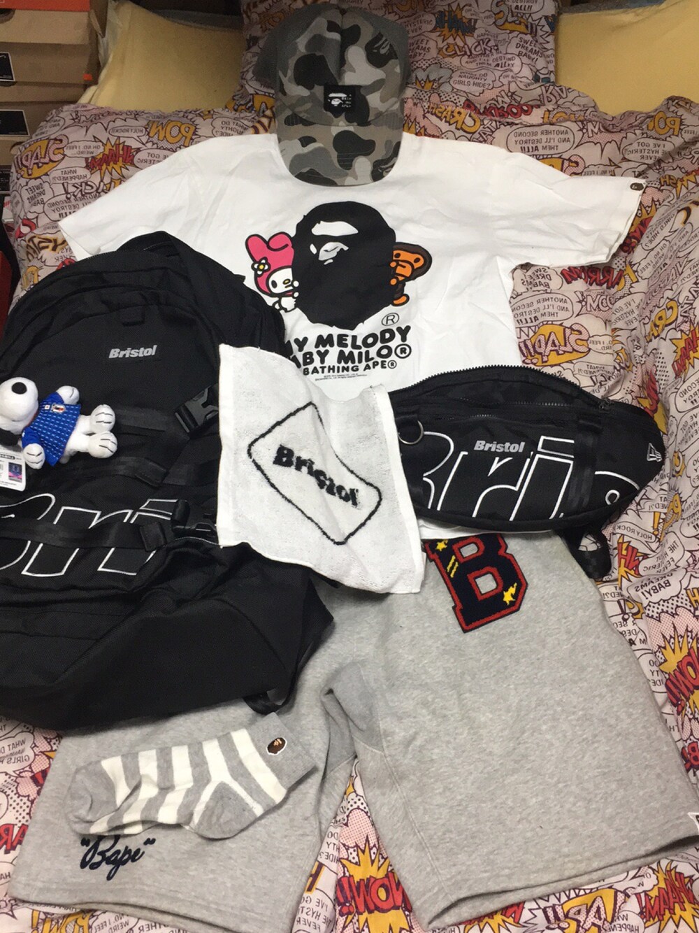 ホワイト系のTシャツ/カットソー、ブラック系のバックパック/リュック、ブラック系のボディバッグ/ウエストポーチを着用したメンズの夏コーディネートの1枚目の写真