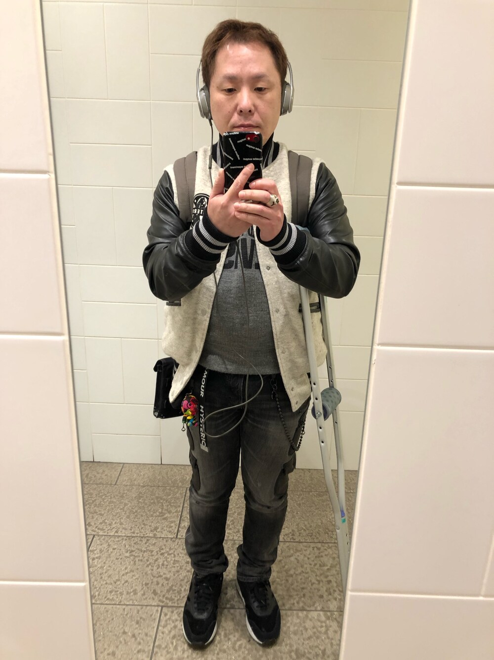 「ヒステリックグラマー、Hysteric Glamour、とっくりセーター、フェイクレザー、松葉杖、顔でかい、低身長、ヘッドホン、beats by dr.dre」｜「HYSTERIC GLAMOURのWOMAN STARワッペン JP（その他アウター、グレー系）」を使った、名和 賢悟さん（メンズ・160cm）の冬コーディネートの1枚目の写真