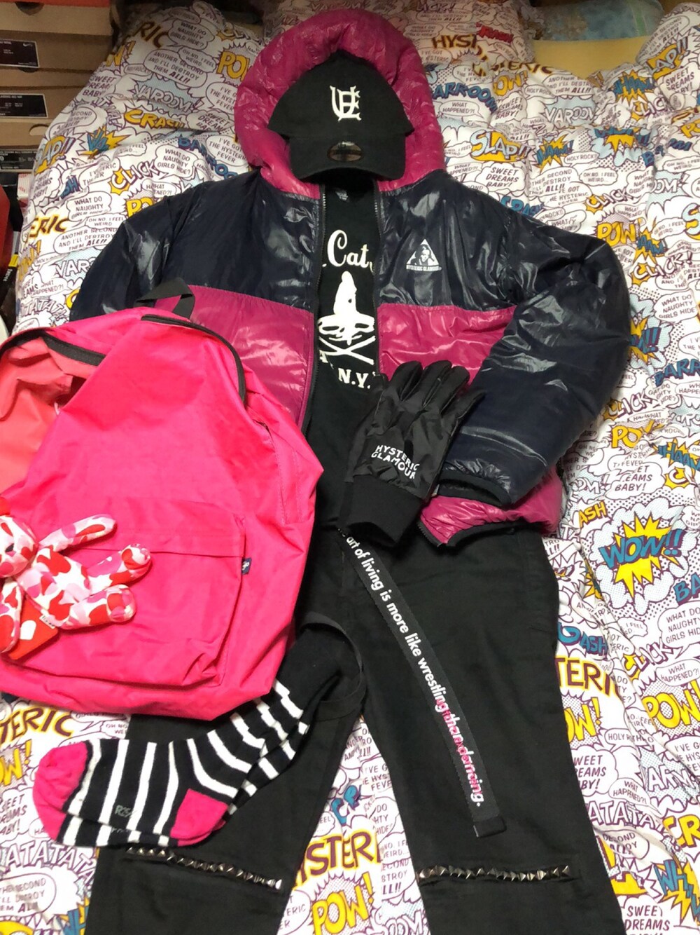 「ヒステリックグラマー、Hysteric Glamour、ダウンジャケット、リバーシブル、女子ウケ悪い、黒×ピンク、ベースボールキャップ、ヘルプマーク」｜「HYSTERIC GLAMOURのプリマロフトナイロンタフタ リバーシブルフーデッドJK（ダウンジャケット/コート、ブラック系）」を使った、名和 賢悟さん（メンズ・160cm）の冬コーディネートの1枚目の写真