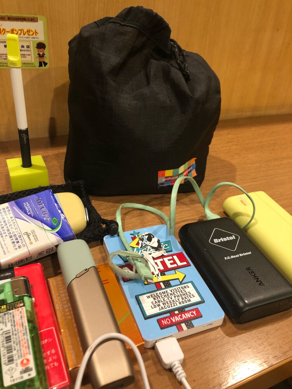 「uniform experiment、FCRB、Hysteric Glamour、お化粧ポーチ、バッテリーチャージャー」｜「uniform experimentのRIP STOP POUCH（ポーチ、ブラック系）」を使った、名和 賢悟さん（メンズ・160cm）の秋コーディネートの1枚目の写真