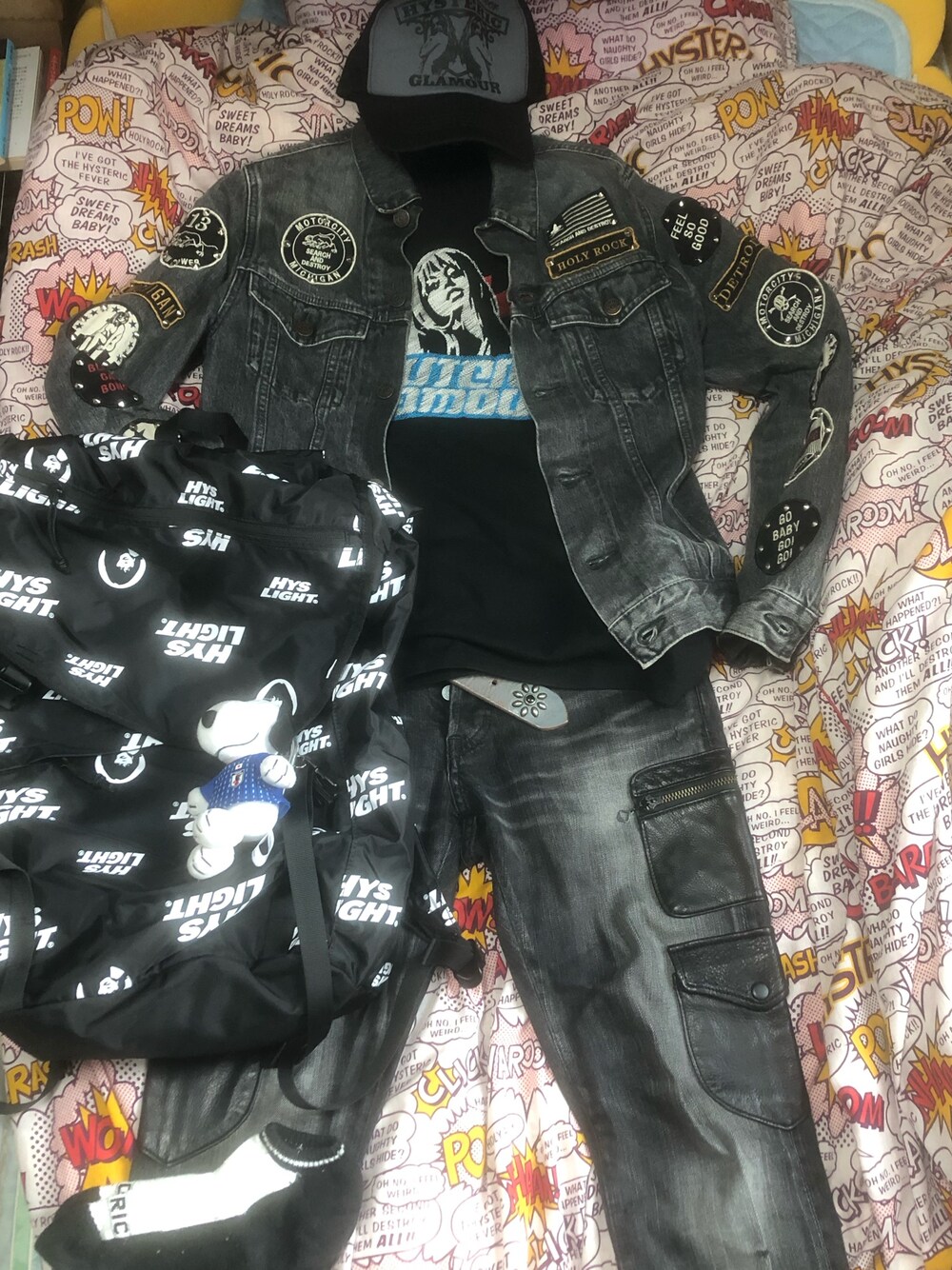 ブラック系のデニムジャケット、ブラック系のTシャツ/カットソー、ブラック系のバックパック/リュックを着用したメンズの秋コーディネートの1枚目の写真