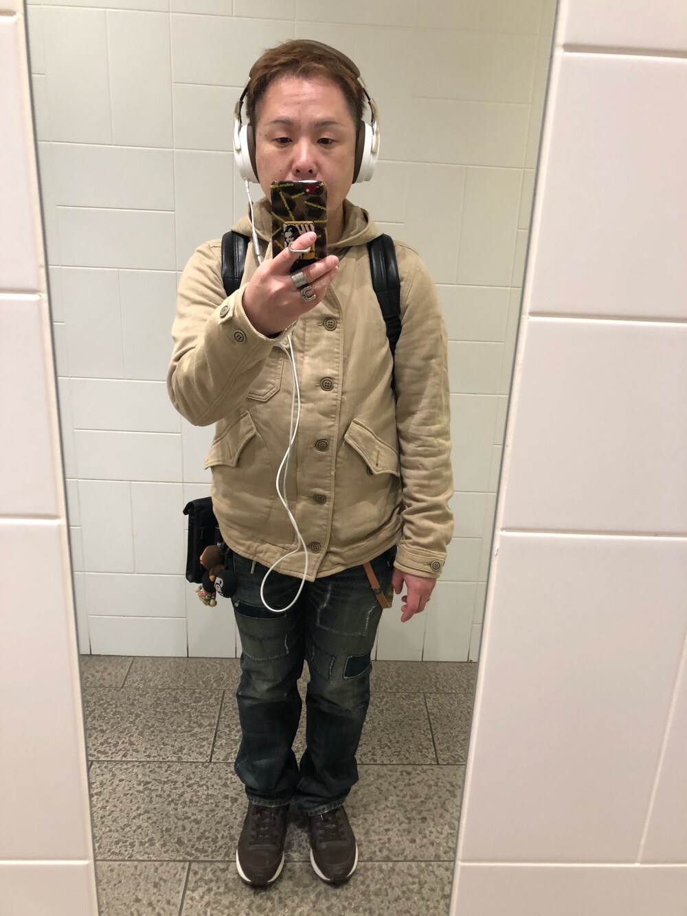 「ヒステリックグラマー、Hysteric Glamour、茶系、太腿ピッチピチ、スマホカバー＆フォーンリング、顔でかい、低身長、小太りのおっさん、ヘッドホン、DENON」｜「HYSTERIC GLAMOURのGHOST WOLVES pt ニッティッシュクロスフーデッドJK（ブルゾン、ベージュ系）」を使った、名和 賢悟さん（メンズ・160cm）の秋コーディネートの1枚目の写真