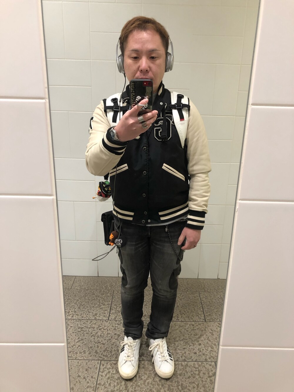 「ヒステリックグラマー、Hysteric Glamour、袖革スタジャン、着膨れコーデ、スマホカバー＆フォーンリング、顔でかい、低身長、小太りのおっさん、ヘッドホン、beats by dr.dre」｜「HYSTERIC GLAMOURの袖レザースタジャン（スタジャン、ブラック系）」を使った、名和 賢悟さん（メンズ・160cm）の秋コーディネートの1枚目の写真
