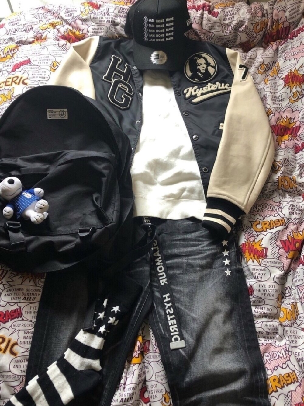 ブラック系のスタジャン、ホワイト系のスウェット、グレー系のTシャツ/カットソーを着用したメンズの春コーディネートの1枚目の写真