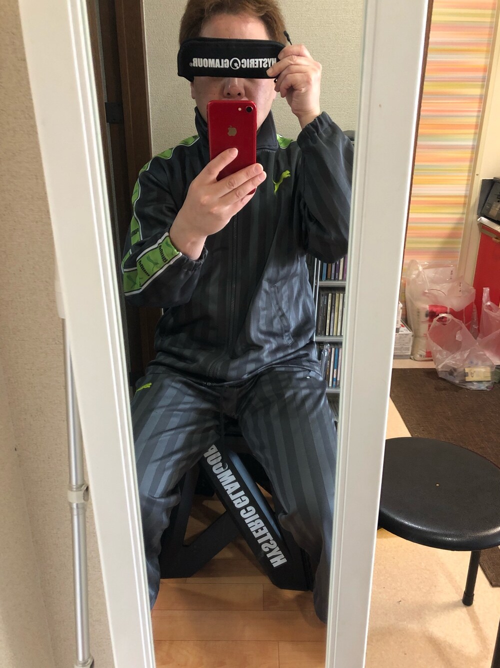 グレー系のジャージ、グレー系のその他パンツ、ブラック系のポーチを着用したメンズの春コーディネートの1枚目の写真