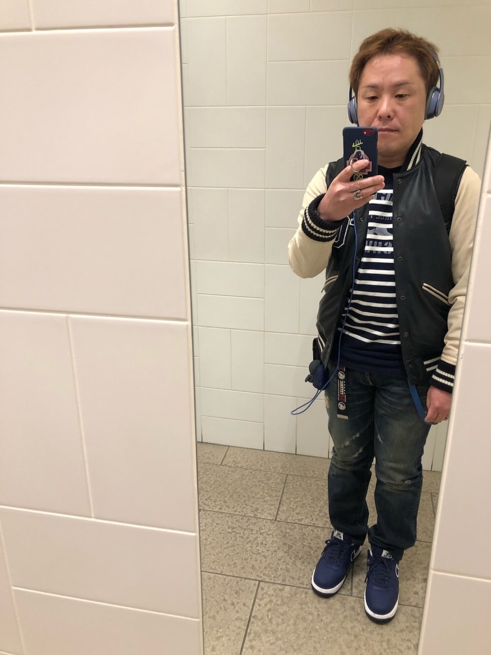 ブルー系のスタジャン、ブルー系のTシャツ/カットソー、ブルー系のバックパック/リュックを着用したメンズの春コーディネートの1枚目の写真