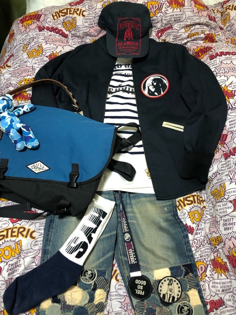 ブルー系のブルゾン、ホワイト系のTシャツ/カットソー、ブルー系のTシャツ/カットソーを着用したメンズの春コーディネートの1枚目の写真