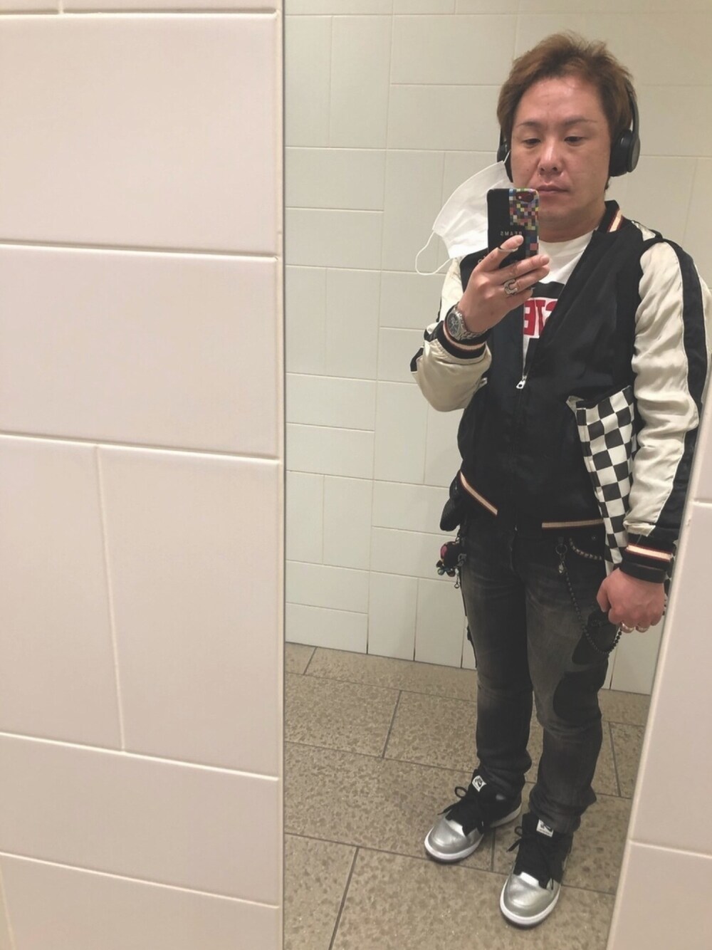 ブラック系のブルゾン、ホワイト系のTシャツ/カットソー、ホワイト系のトートバッグを着用したメンズの春コーディネートの1枚目の写真