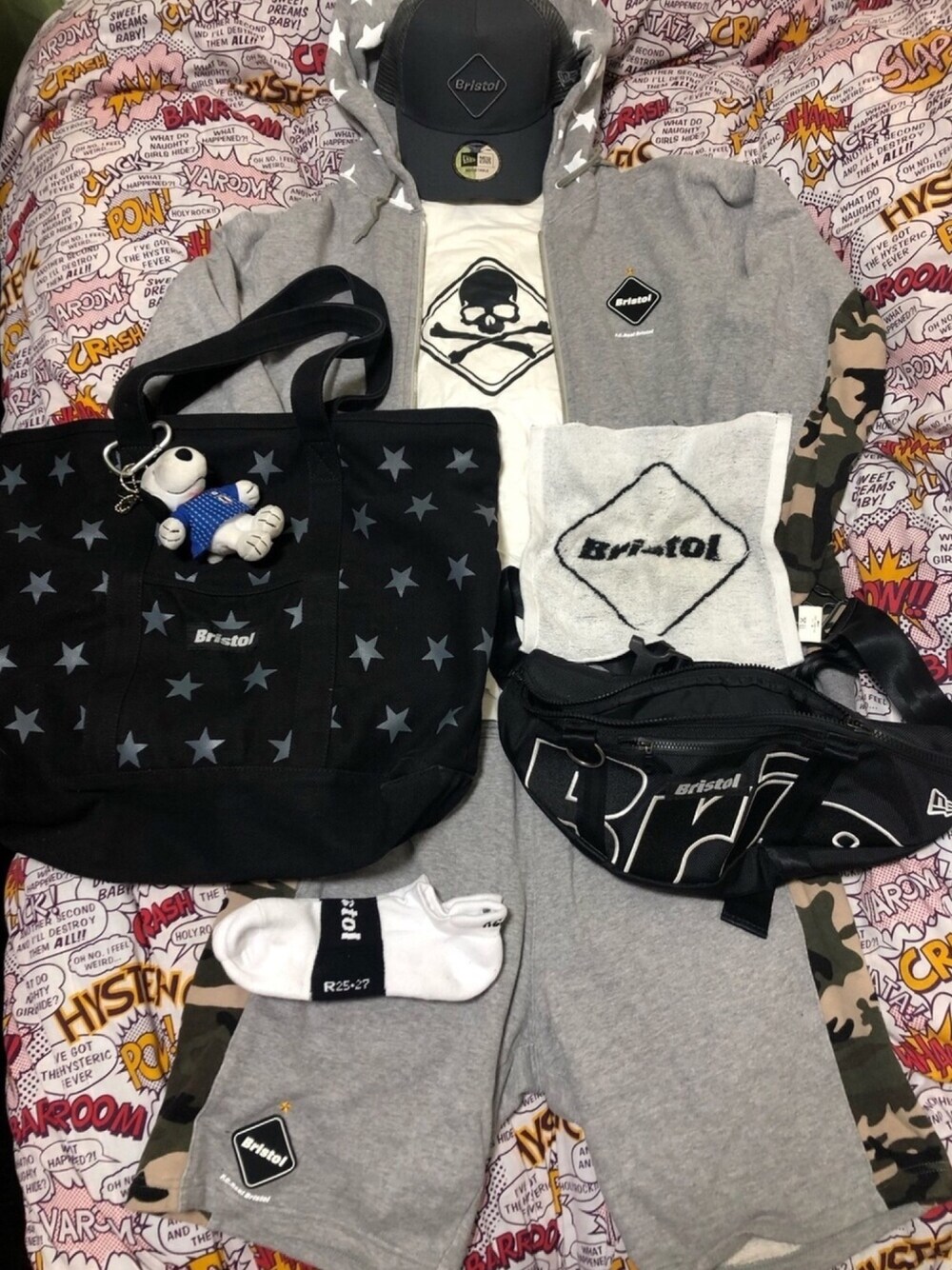 グレー系のTシャツ/カットソー、ホワイト系のTシャツ/カットソー、ブラック系のトートバッグを着用したメンズの夏コーディネートの1枚目の写真