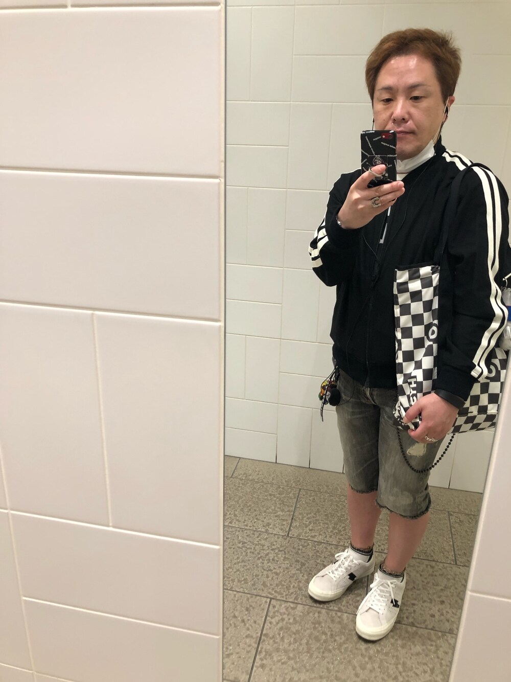 ブラック系のブルゾン、ホワイト系のTシャツ/カットソー、ホワイト系のトートバッグを着用したメンズの夏コーディネートの1枚目の写真
