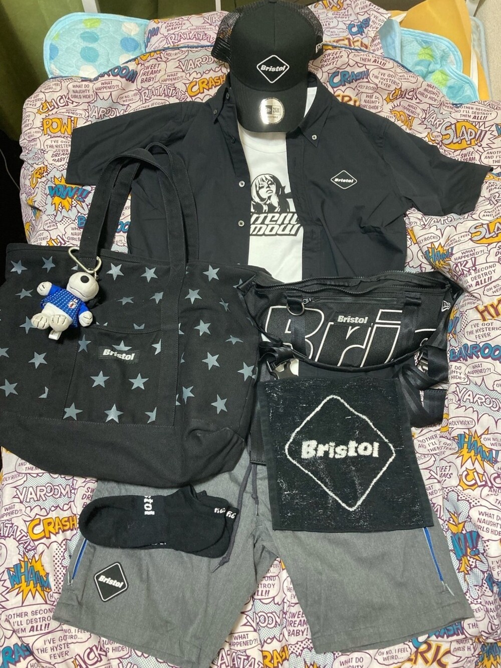 ブラック系のシャツ/ブラウス、ホワイト系のタンクトップ、ブラック系のトートバッグを着用したメンズの夏コーディネートの1枚目の写真
