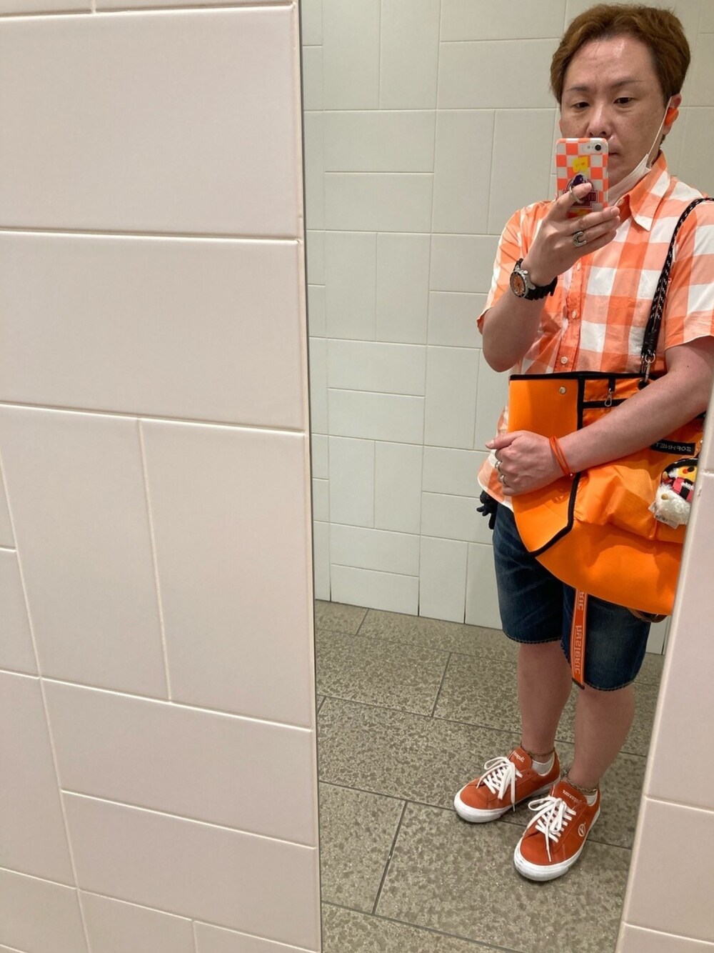 オレンジ系のシャツ/ブラウス、ホワイト系のタンクトップ、ブラウン系のトートバッグを着用したメンズの夏コーディネートの1枚目の写真