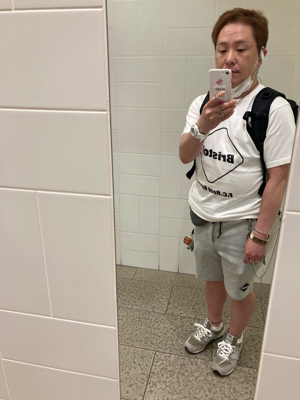 ホワイト系のTシャツ/カットソー、ブラック系のバックパック/リュック、グレー系のボディバッグ/ウエストポーチを着用したメンズの夏コーディネートの1枚目の写真