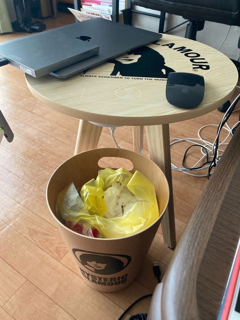 ベージュ系の家具、ベージュ系のダストボックスを着用したメンズの夏コーディネートの1枚目の写真