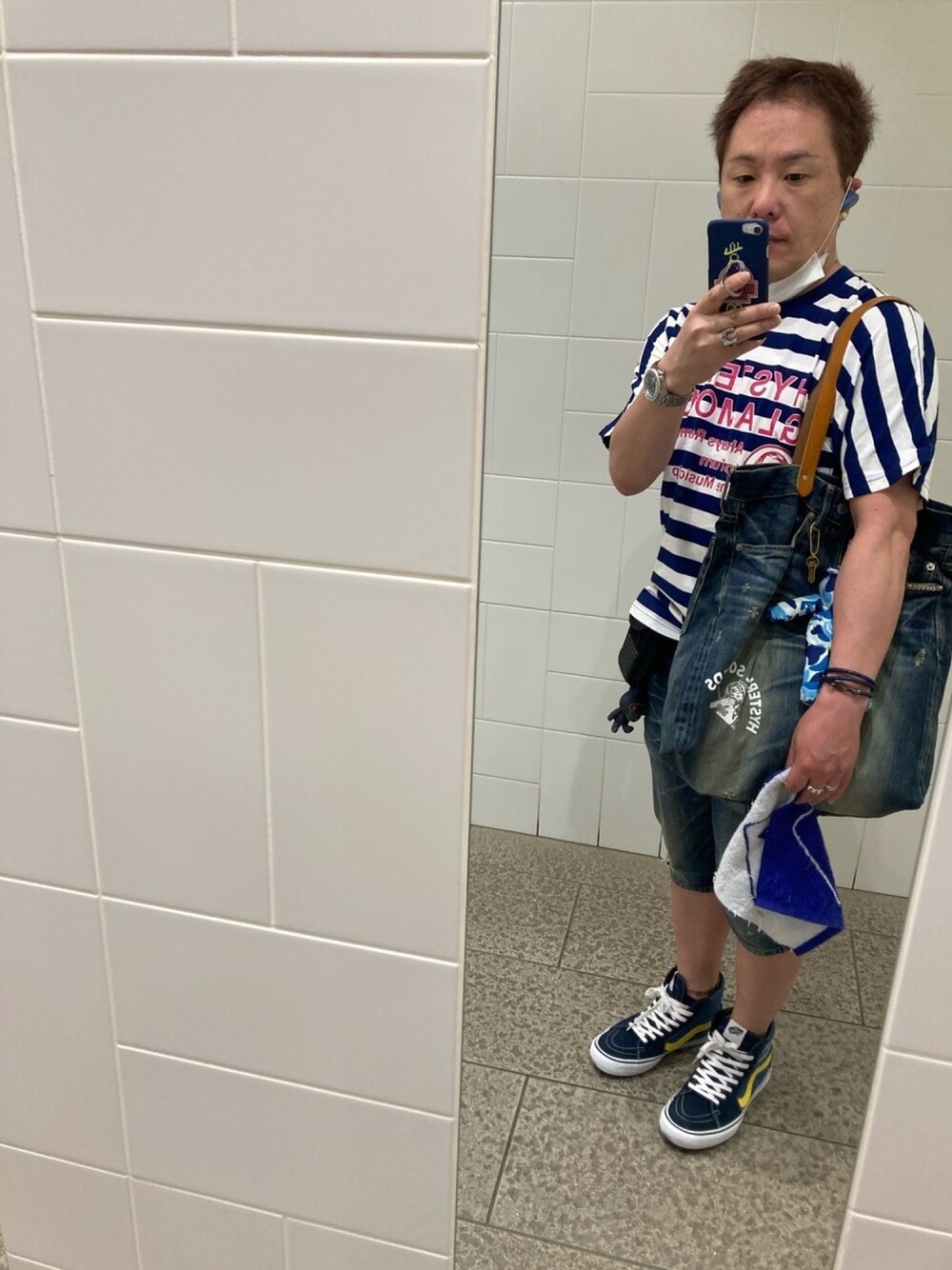 ブルー系のTシャツ/カットソー、ブルー系のトートバッグ、ブルー系のデニムパンツを着用したメンズの夏コーディネートの1枚目の写真