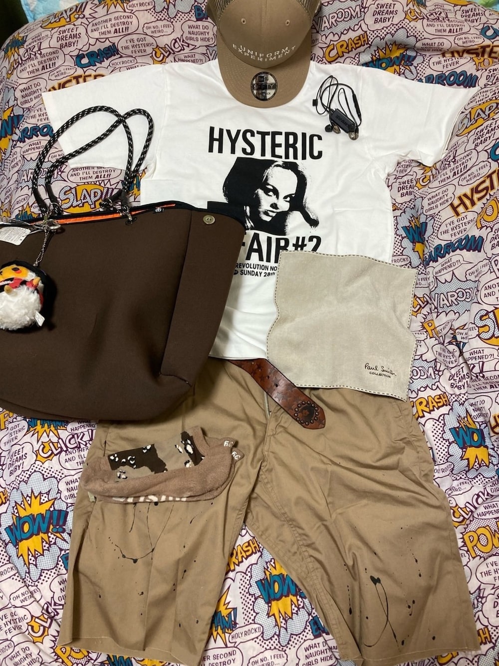 ホワイト系のTシャツ/カットソー、ブラウン系のトートバッグ、ベージュ系のその他パンツを着用したメンズの夏コーディネートの1枚目の写真