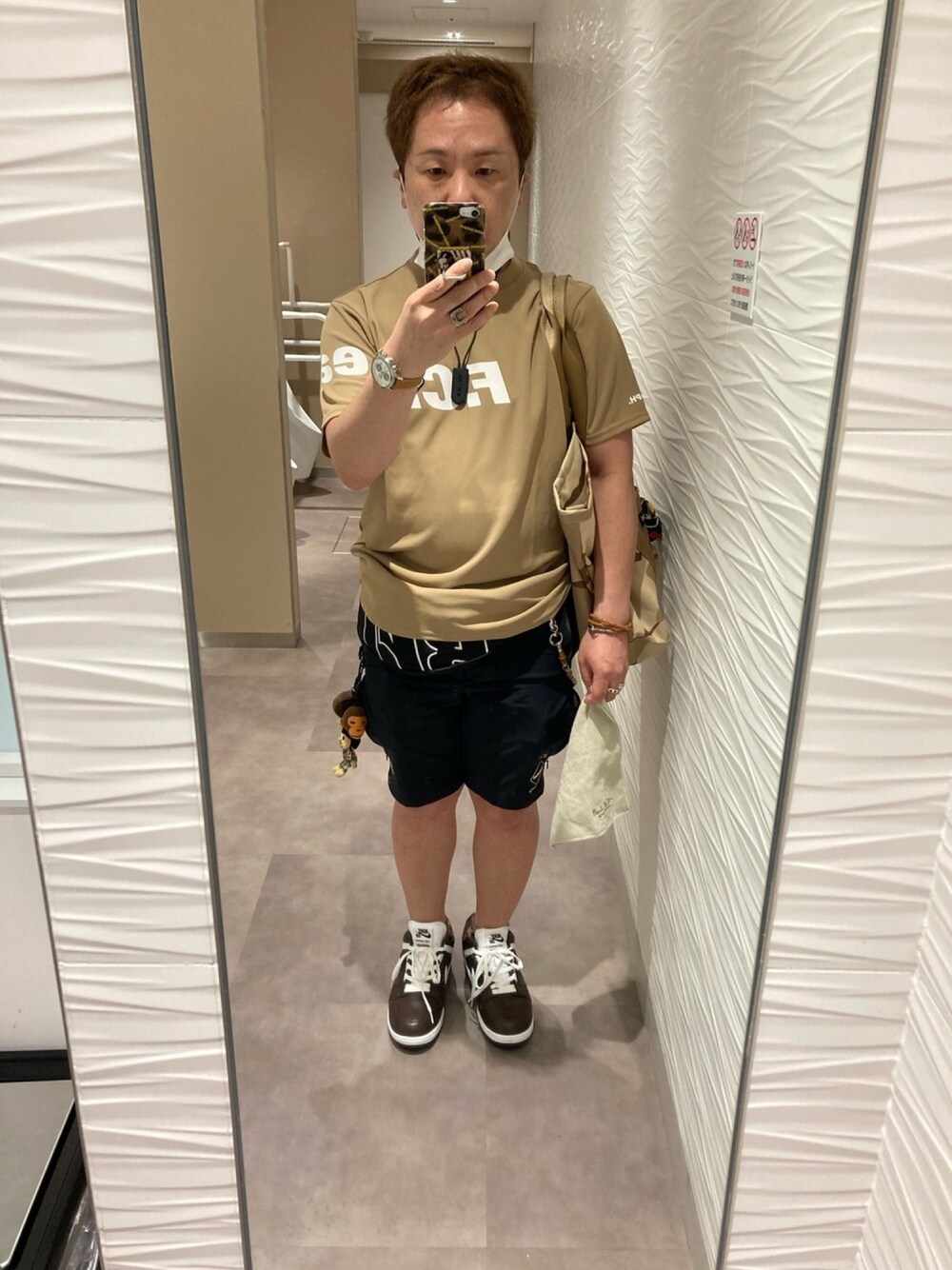 ベージュ系のTシャツ/カットソー、ベージュ系のトートバッグ、ブラック系のボディバッグ/ウエストポーチを着用したメンズの秋コーディネートの1枚目の写真
