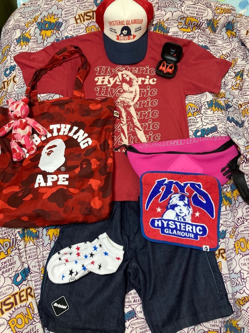 レッド系のTシャツ/カットソー、レッド系のトートバッグ、ピンク系のボディバッグ/ウエストポーチを着用したメンズの秋コーディネートの1枚目の写真