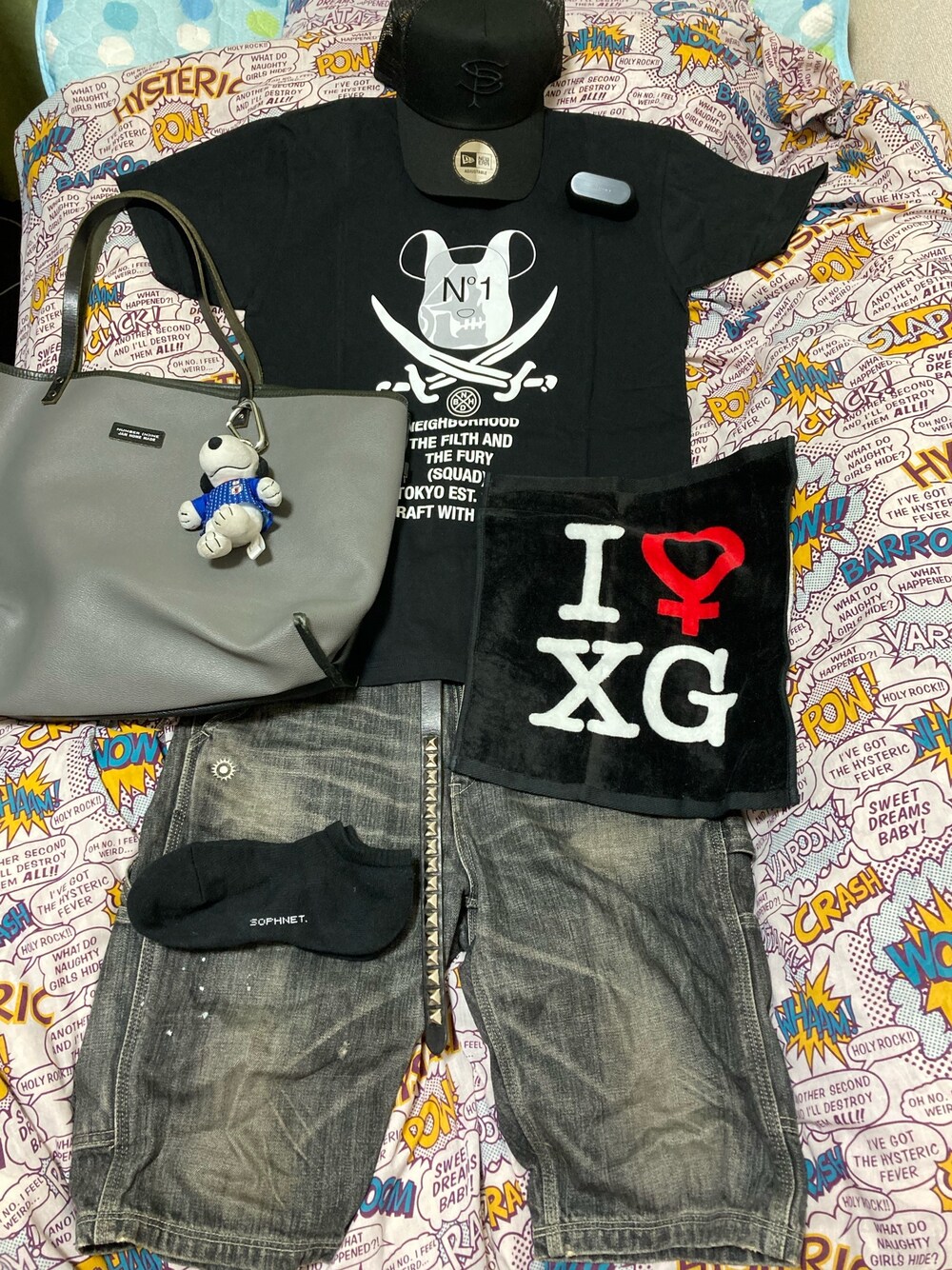 ブラック系のTシャツ/カットソー、ブラック系のトートバッグ、ブラック系のデニムパンツを着用したメンズの秋コーディネートの1枚目の写真